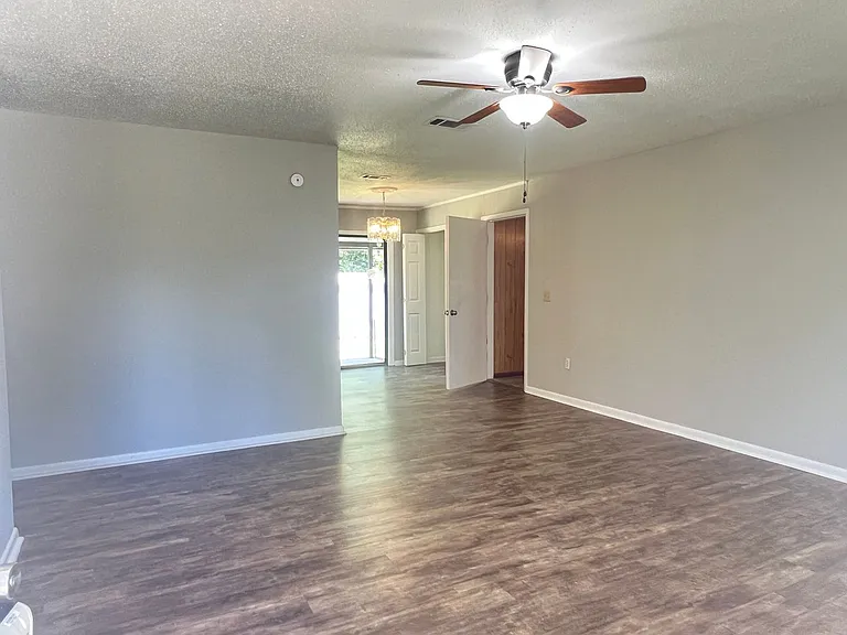 211 Laverne Dr — Photo 2