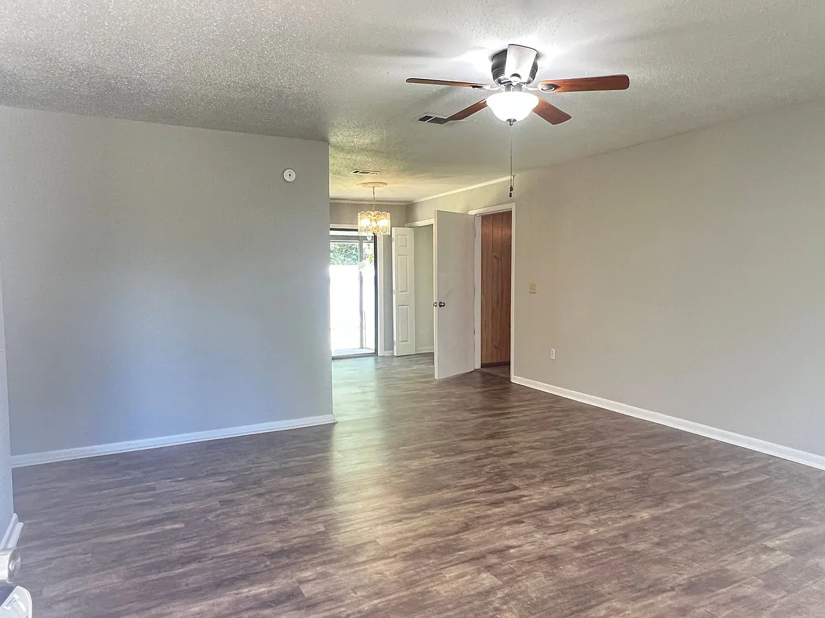 Building Photo - 211 Laverne Dr
