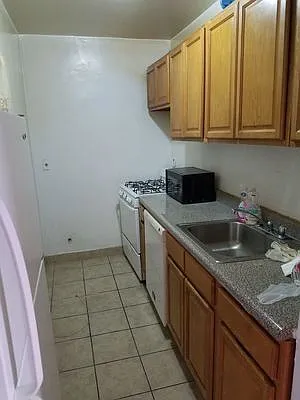 Rented by Max & Associates Realty Corp | media 9