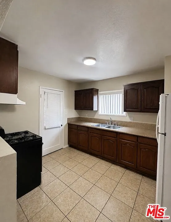 4 bed, 2.0 bath, 1921 sqft, $3,999 — Photo 4