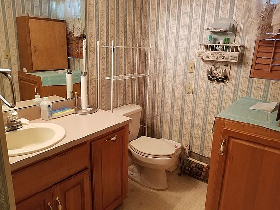 Bathroom in front bedroom