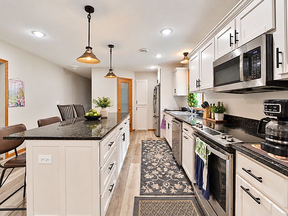 5th image of 903 4th Ave NE