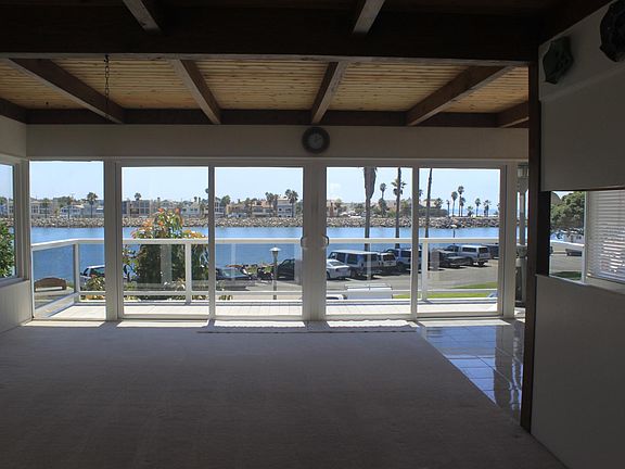 Living Room / Beautiful Harbor Views