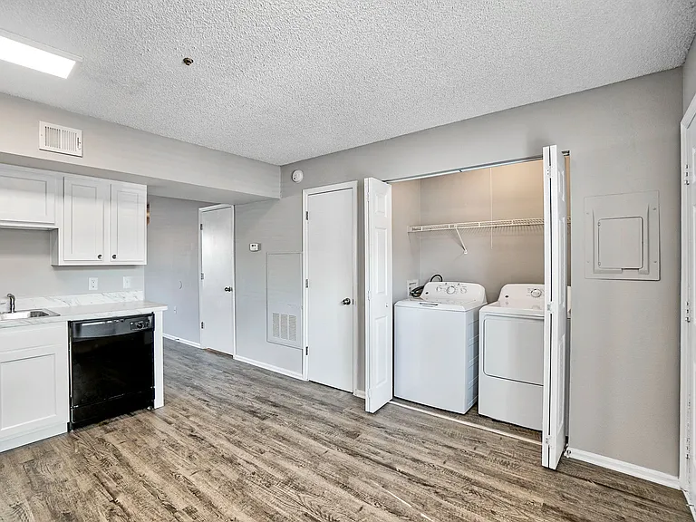 Hillwood Pointe Apartments — Photo 5