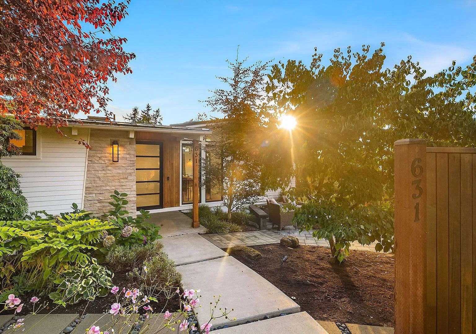 Kirkland West of Market - Luxury 3 Bedroom 3 Bath Home — Photo 1