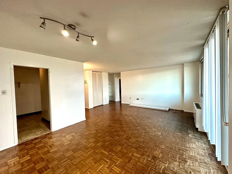 1 E University Pkwy #906 — Photo 1