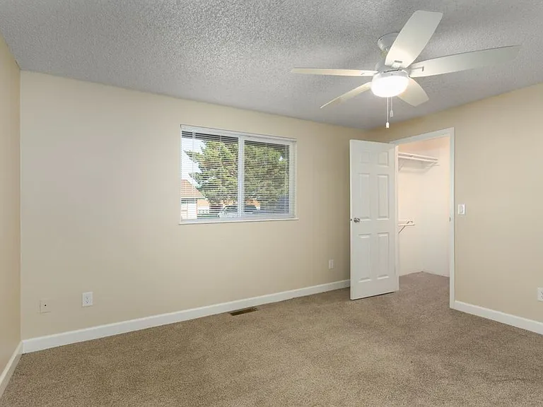 Irving Place Apartments — Photo 19