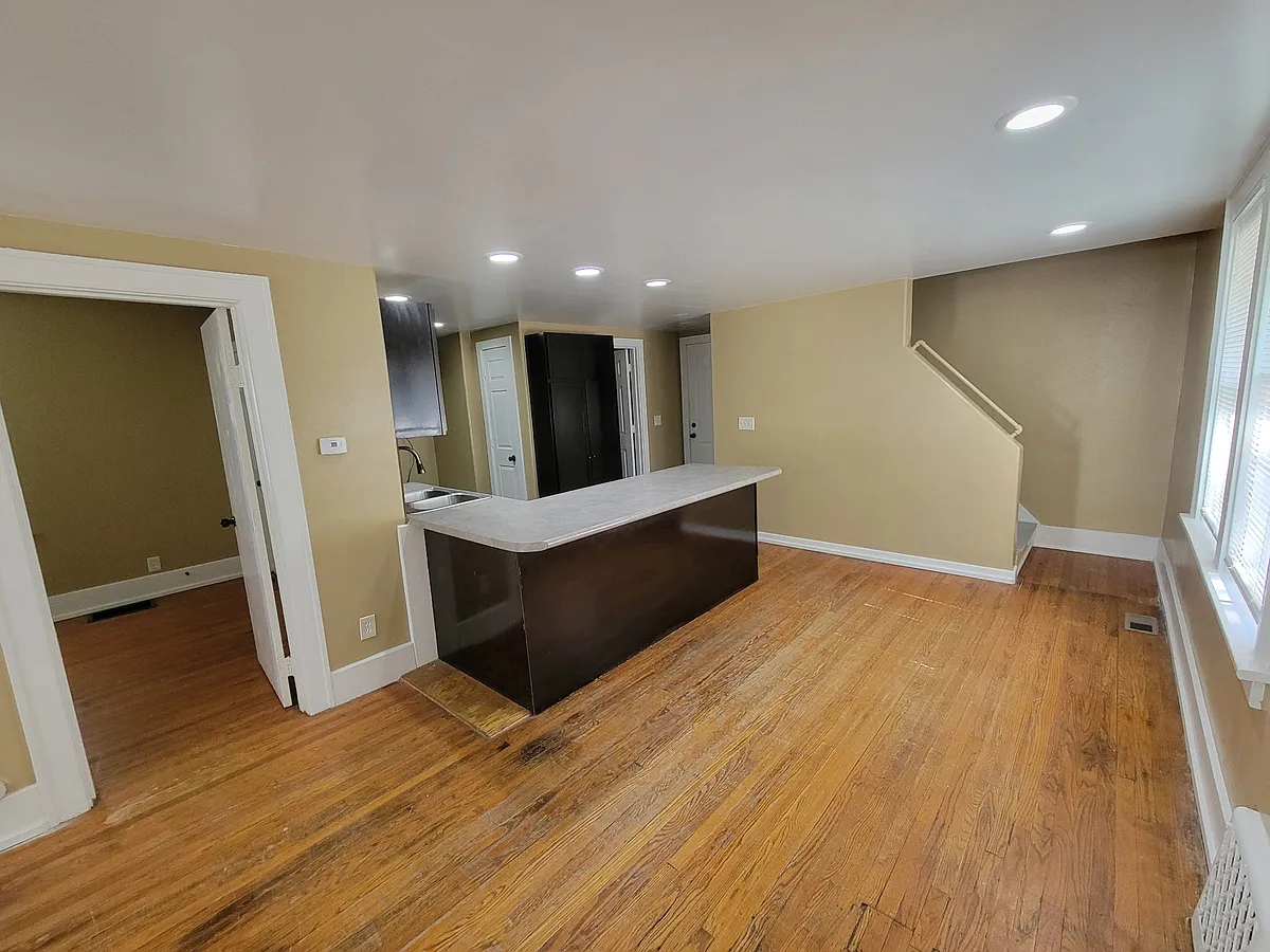 Building Photo - 4876 Maple St