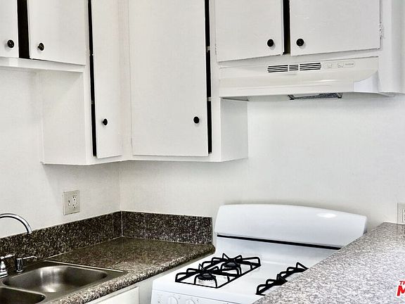 3rd image of 10206 S Inglewood Ave #9