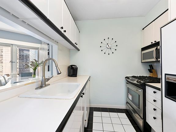 3rd image of 150 W 56th St APT 3710