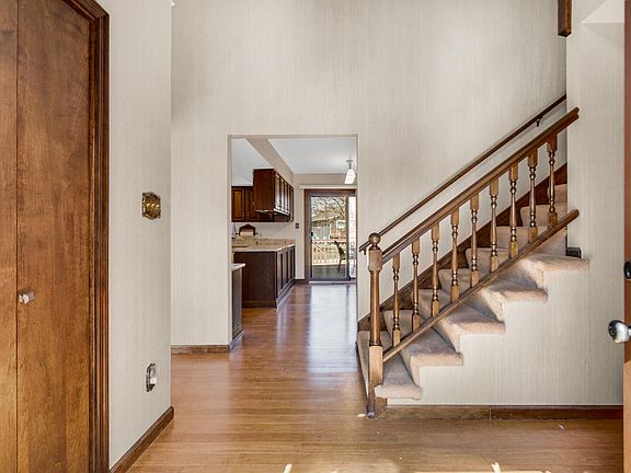 5th image of 304 Saint Dunstan Dr
