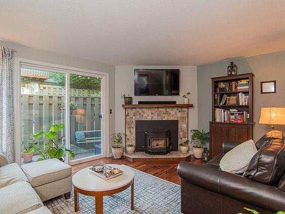 2nd image of 916 N 165th St