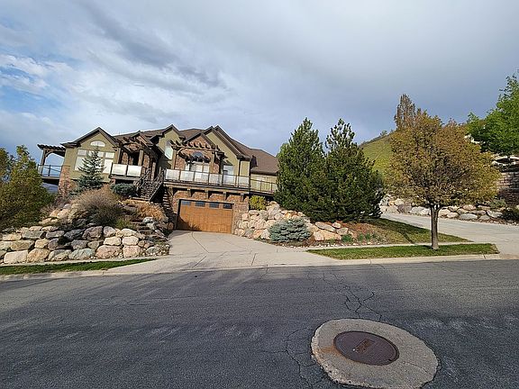 Front view with 2 driveways