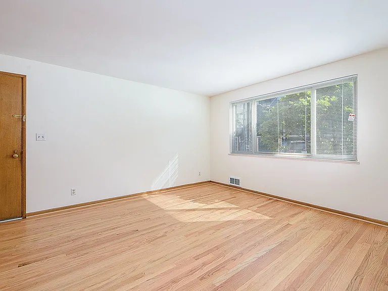 2707 Franklin Ave E — Photo 27