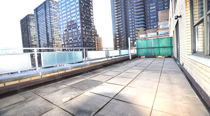 Rented by Manhattan Realty Group | media 28
