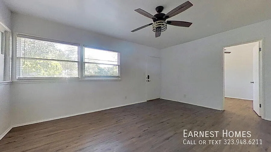 Newly Updated 2 Bed / 1 Bath with Pool, Yard & Washer/Dryer in Mission Hills — Photo 3
