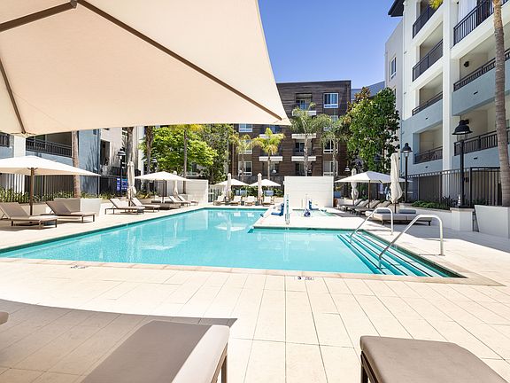 Resort Style Pool & Spa | Elan Huntington Beach | Apartments in Huntington Beach, CA
