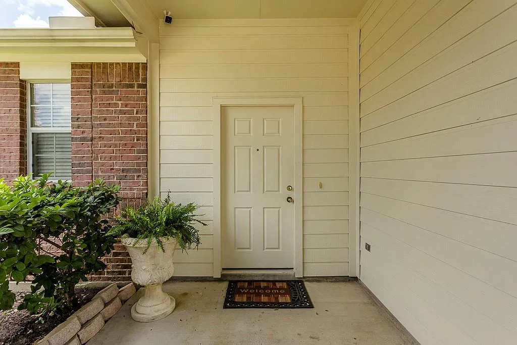 3 bed, 2.5 bath, 2104 sqft, $2,222 — Photo 2
