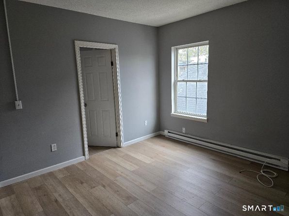 56 Lounsbury Ave #3S