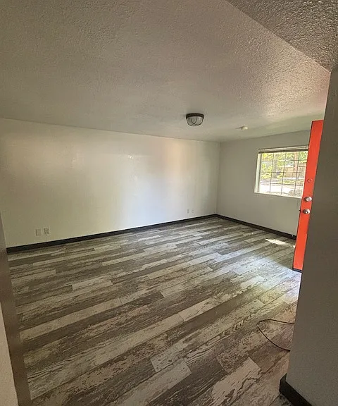 916 E Logan St — Photo 2