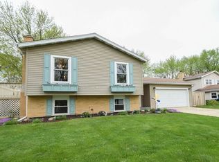 914 69th St, Darien, IL 60561