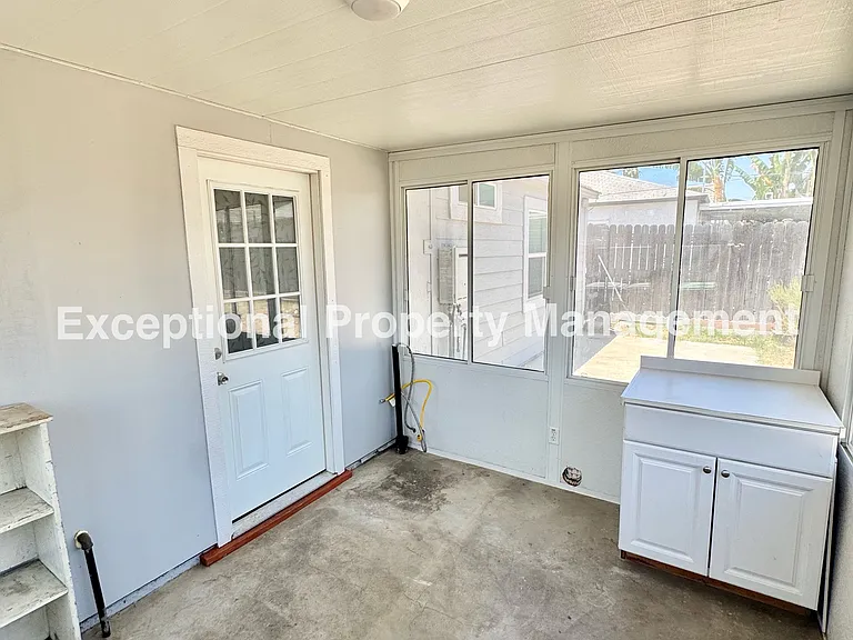 920 Western Ave — Photo 10