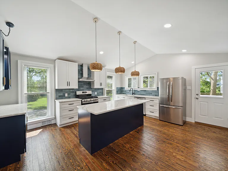 Beautiful Fully Equipped Kitchen with Large Center Island