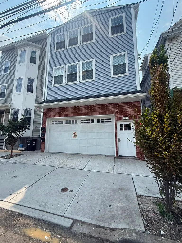 4 bed, $2,800 — Photo 1