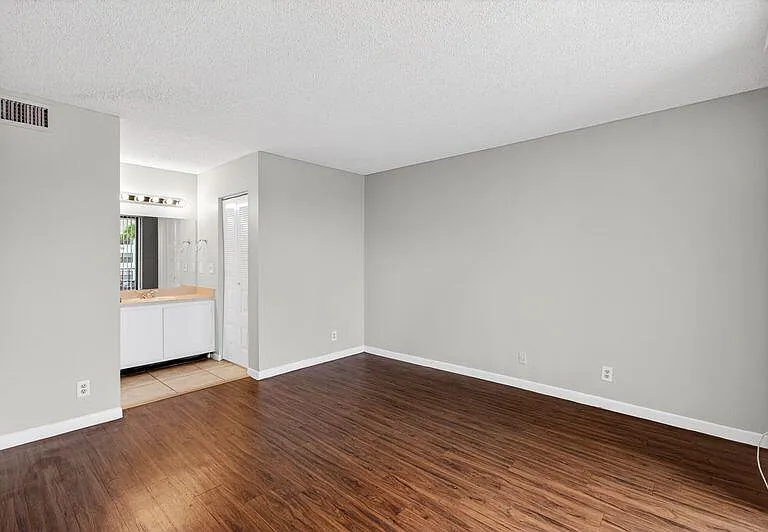 738 Executive Center Dr #21 — Photo 8