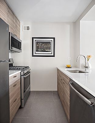 4th image of 30 W 61st St APT 14E