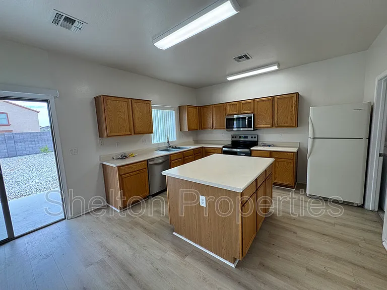 17229 W Caribbean Ln — Photo 6