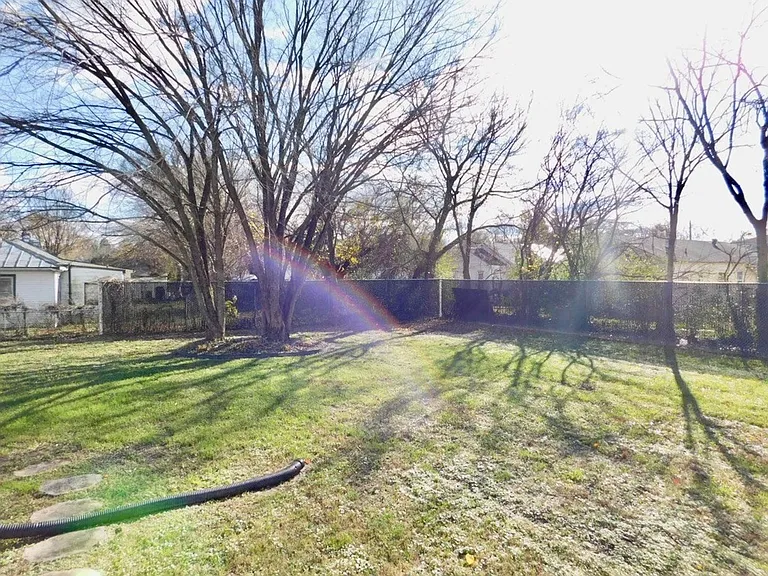 818 E Washington St — Photo 24