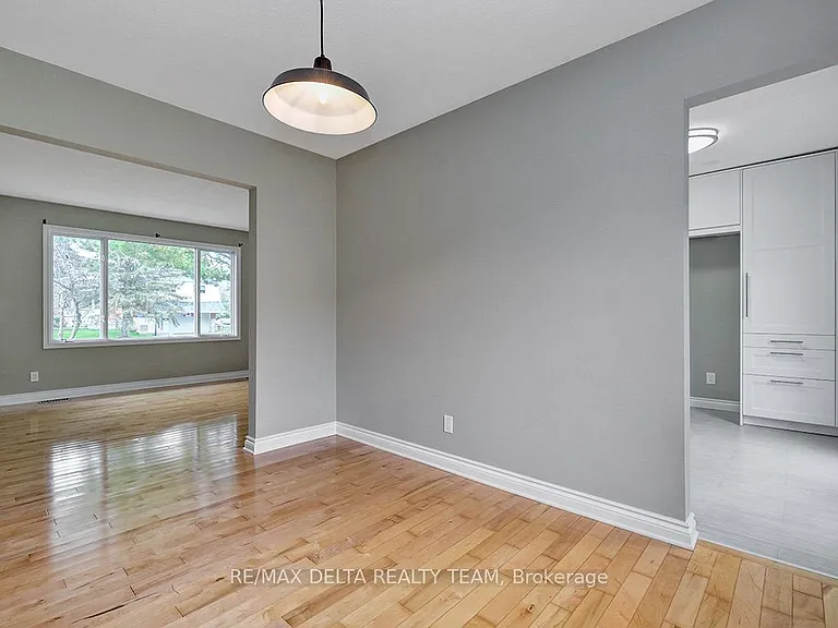 397 Phoenix Cres — Photo 12