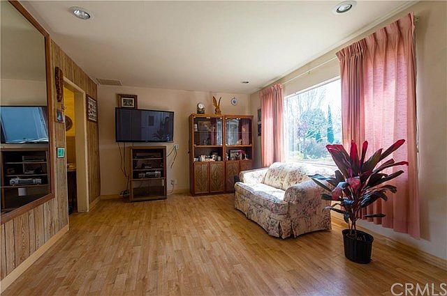 1st image of 984 Grove Pl