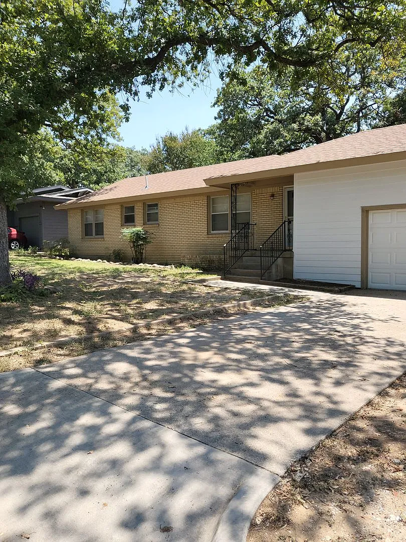 304 E Ellen Ave, Hurst, TX 76053 — Photo 2