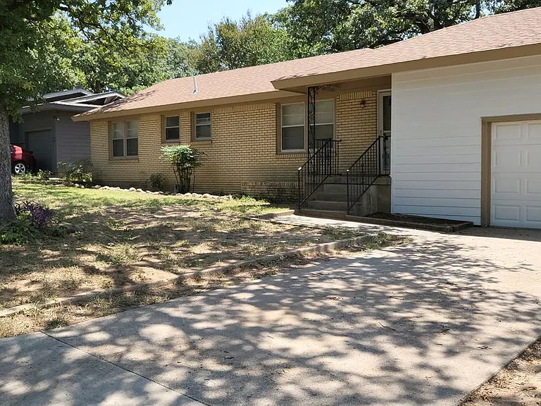 304 E Ellen Ave — Photo 2