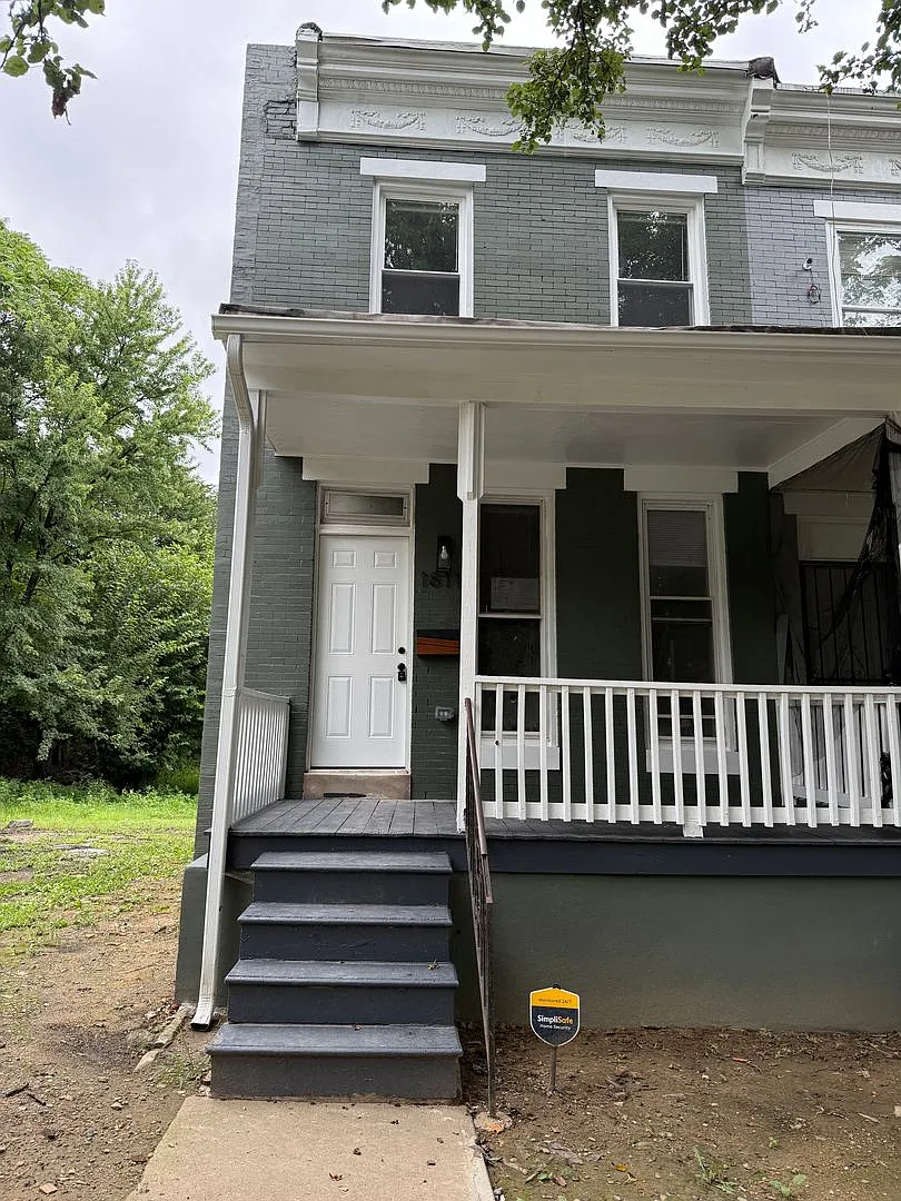 Newly Renovated Townhouse — Photo 1