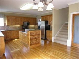 4th image of 15833 Linden St