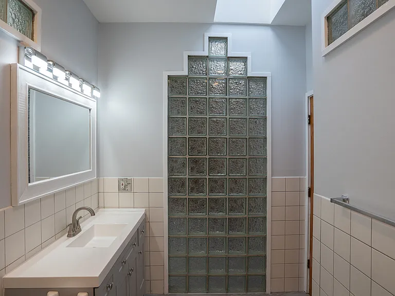 335 Hudson Ave — Photo 16