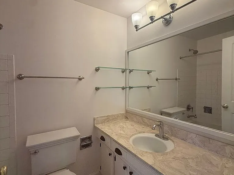 1952 Thorndyke Ave W — Photo 11