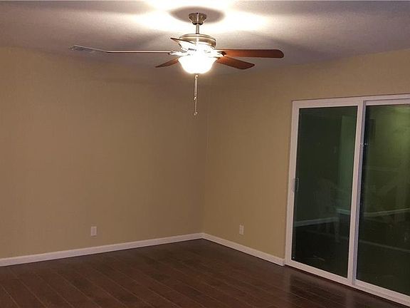 3rd image of 1826 Meadowcrest Dr
