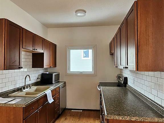 3rd image of 802 Albert St