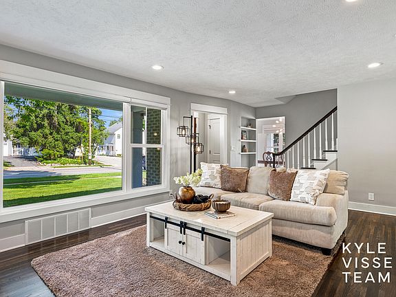 4th image of 2412 Lake Dr SE