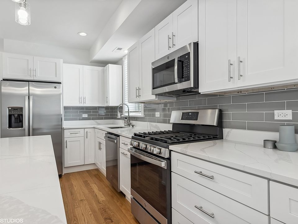 1st image of 2251 W Fullerton Ave