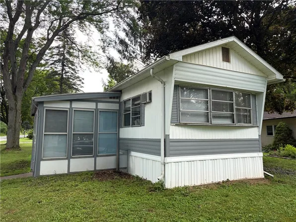 15 Lakewood Vlg, Medina, NY 14103