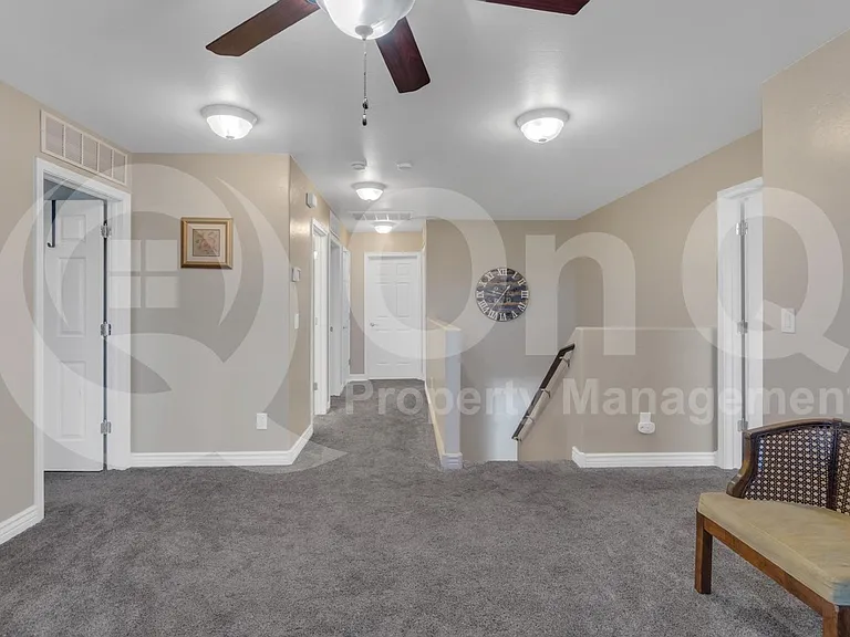 2561 N Hawthorn Dr — Photo 31