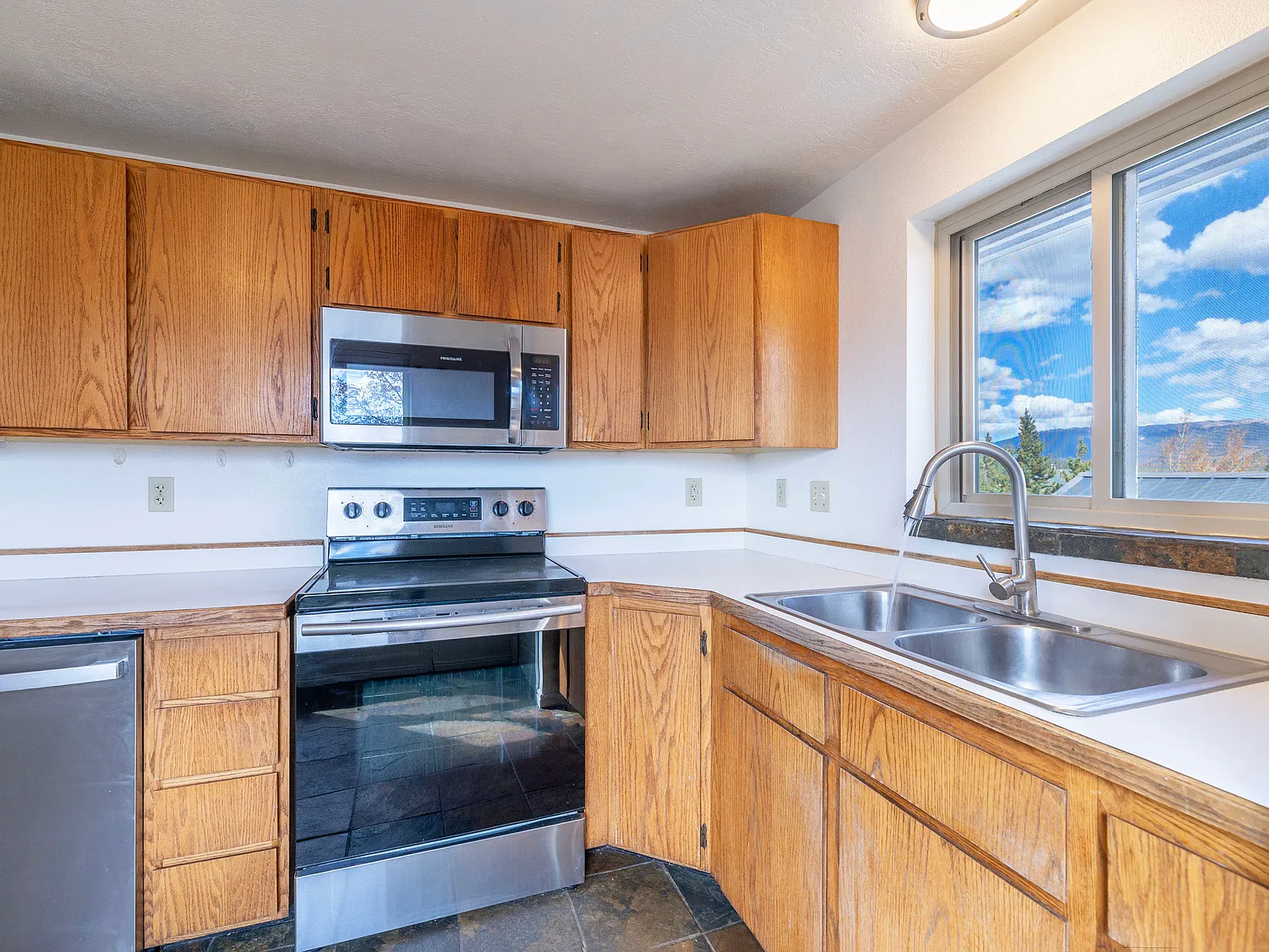 3 bed, 1200 sqft, $3,400 — Photo 3