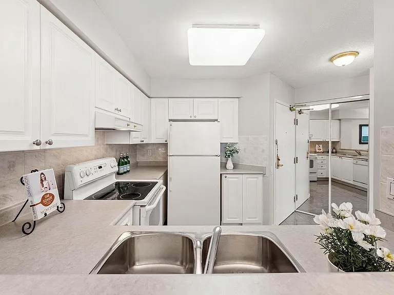 5 Emerald Ln — Photo 4
