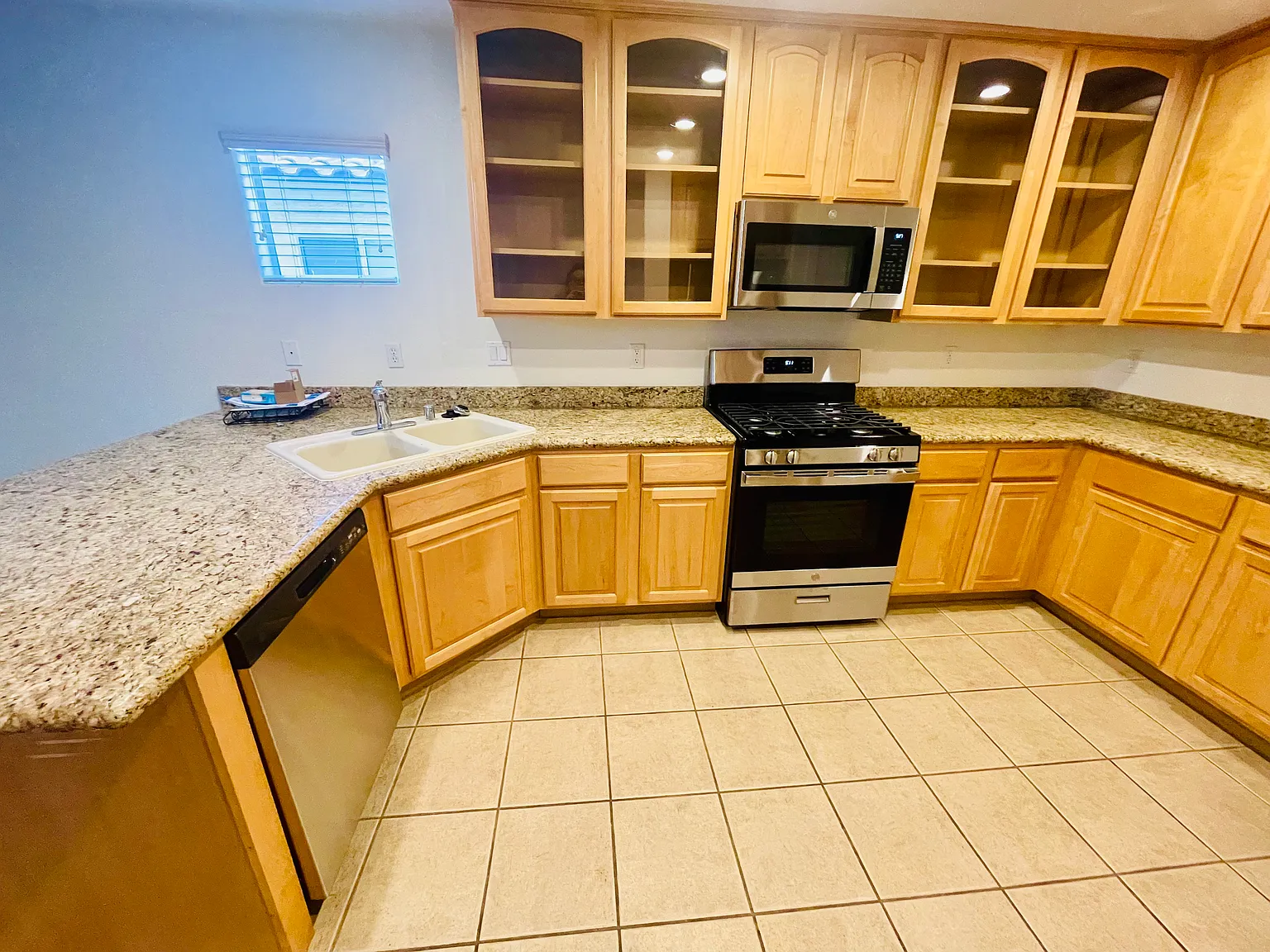 3 bed, 2190 sqft, $2,195 — Photo 4