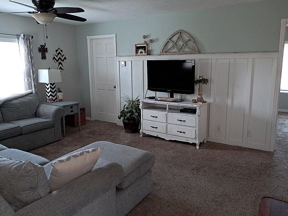 4th image of 910 W 10TH
